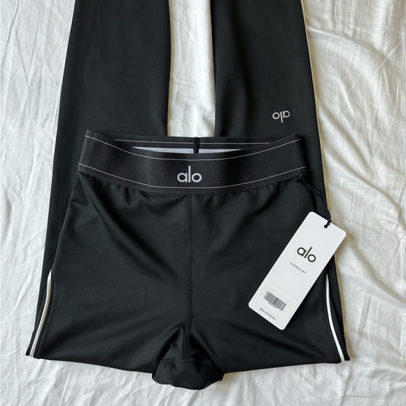 SOLD // NWT Alo Airlift High-Waist Suit Up Legging - Black/White (Size Small) - Picture 5 of 9